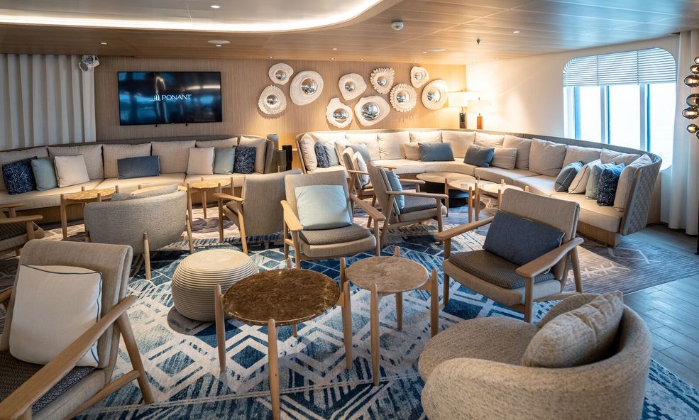 Low_Resolution-Main-Lounge-Jacques-CartierStudioPONANT-Bleunven_Ophlie_slider_1746629792.jpg