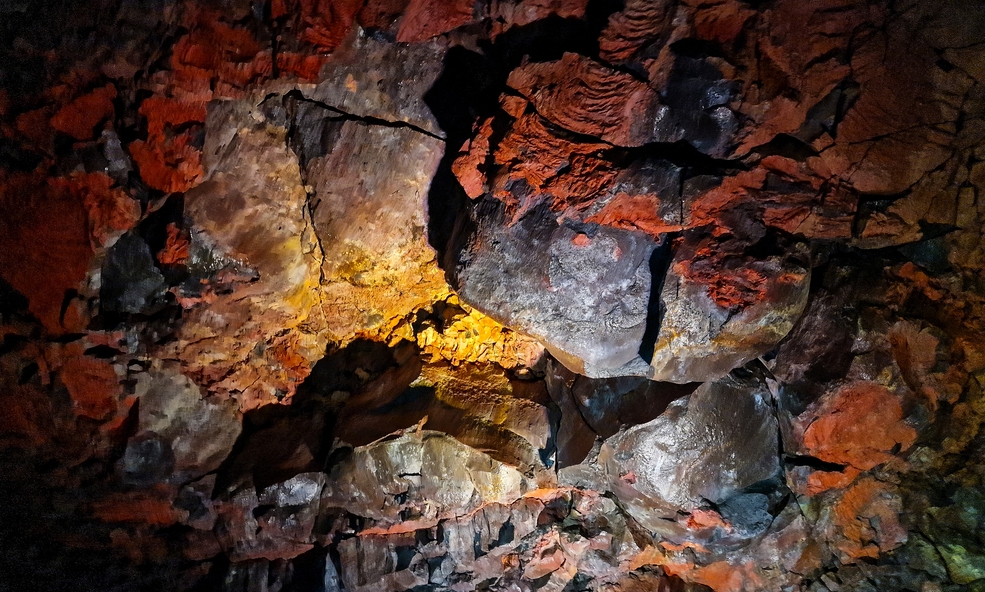 Raufarhlshellir_Lavatunnel3_slider_1734344275.jpg