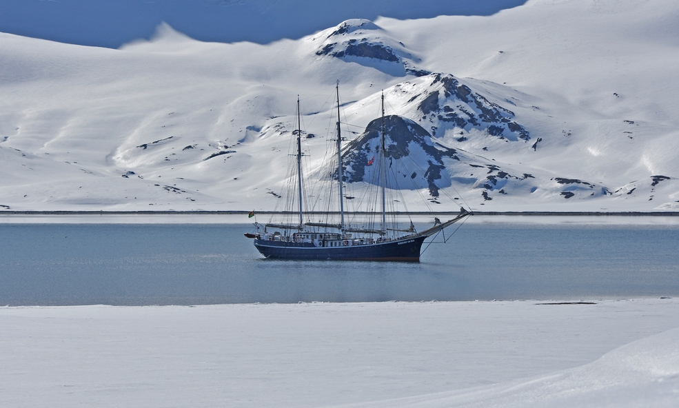 Rembrandt_van_Rijn_Svalbard_May_Dr._Peter_Hnseler_-_Oceanwide_Expeditions_slider_1750430217.jpg