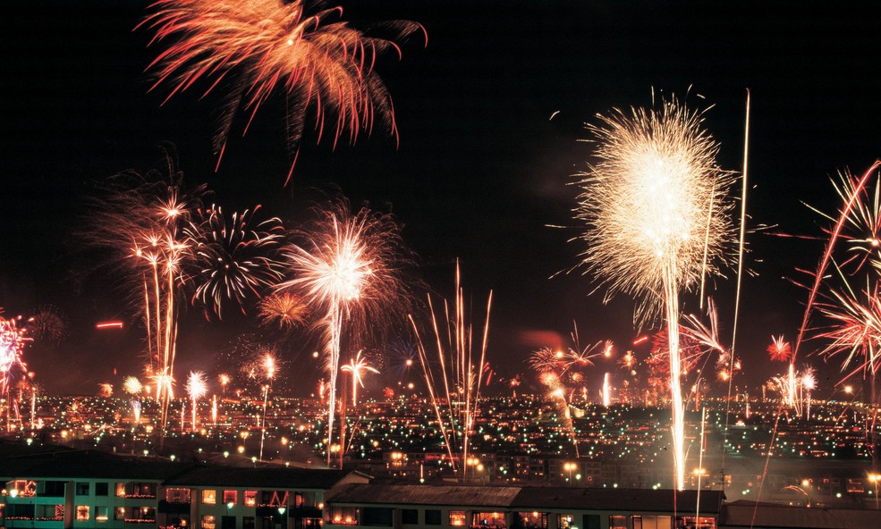 Silvester_Reykjavik_Feuerwerk_visit_iceland-2d868890cd84d08c_slider_1736322994.jpg